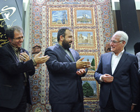 رونمایی و اهدای فرش هر گردشگر یک گره به کمیسیون ملی یونسکو